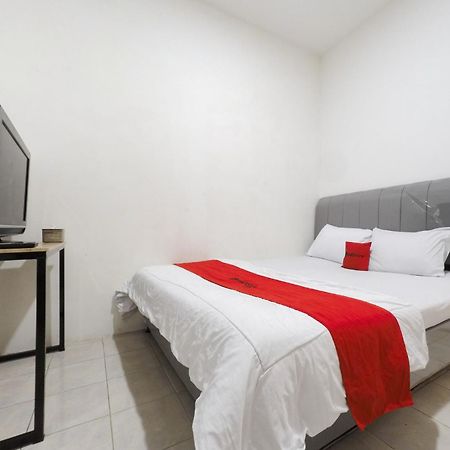 Reddoorz At Flamboyan Harapan Indah Hotell Bekasi Eksteriør bilde