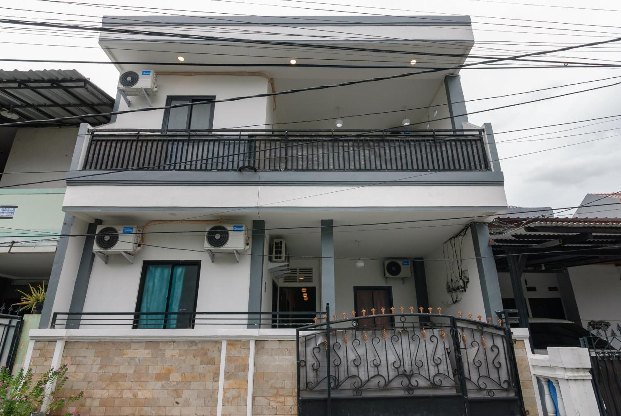 Reddoorz At Flamboyan Harapan Indah Hotell Bekasi Eksteriør bilde