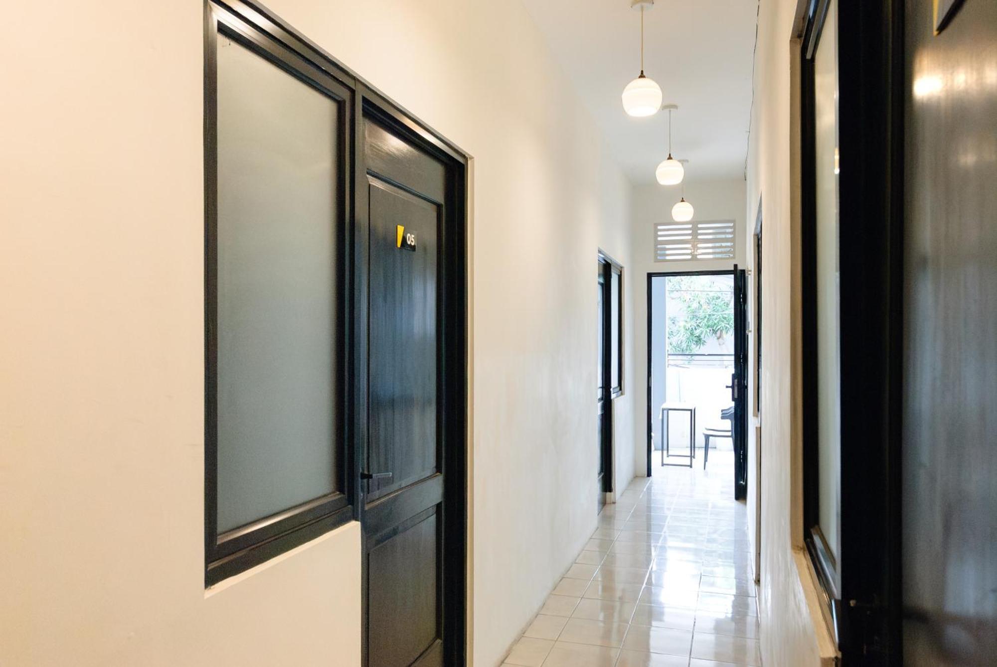 Reddoorz At Flamboyan Harapan Indah Hotell Bekasi Eksteriør bilde
