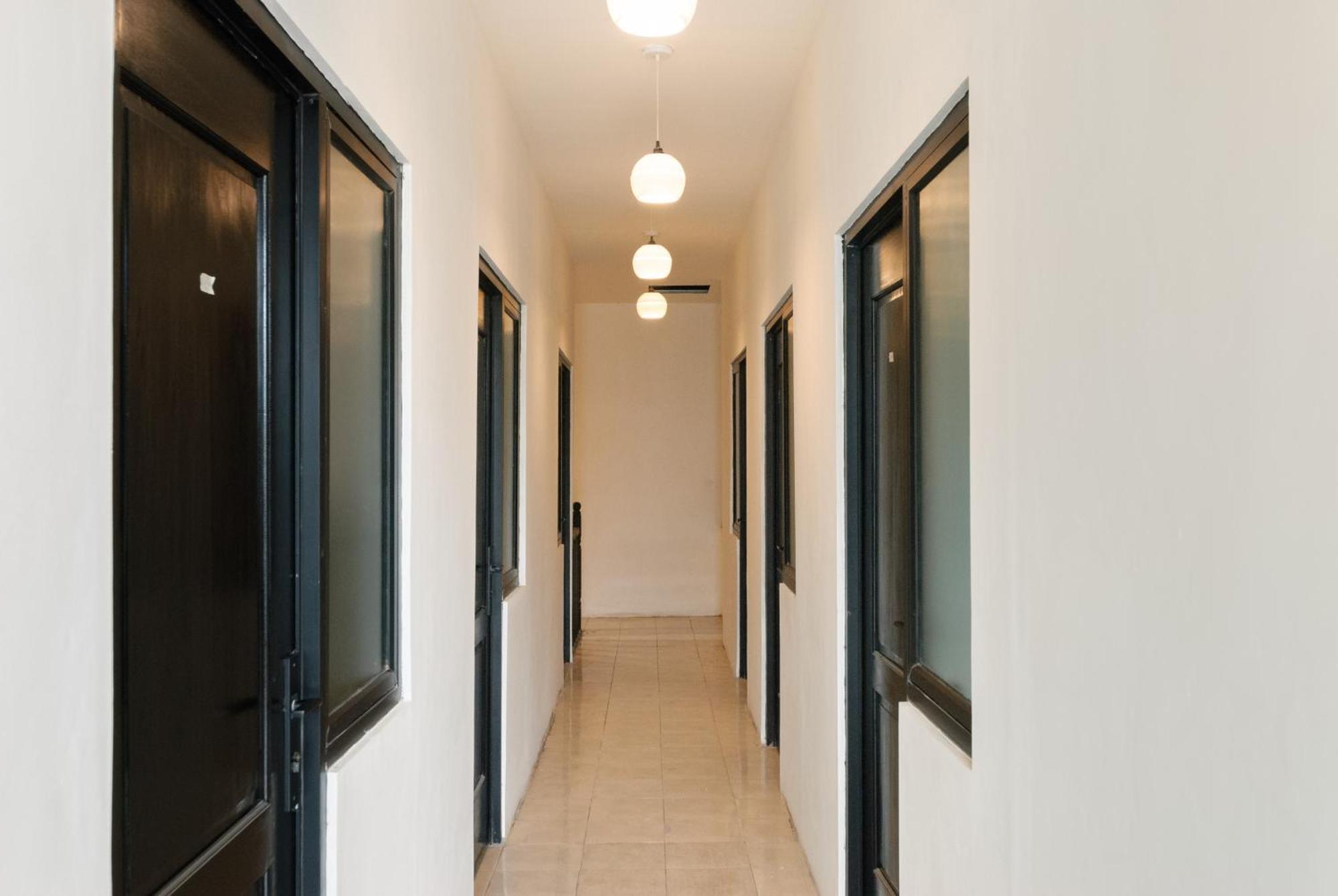 Reddoorz At Flamboyan Harapan Indah Hotell Bekasi Eksteriør bilde