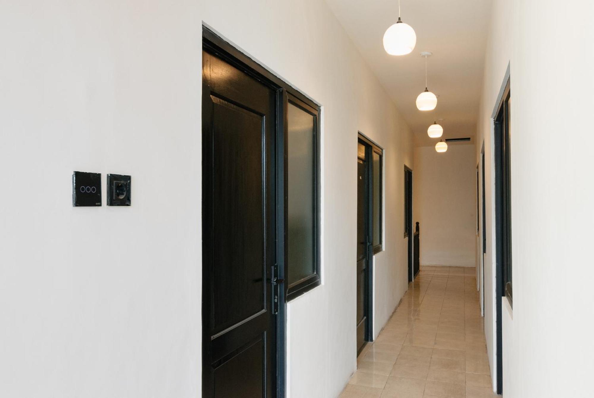 Reddoorz At Flamboyan Harapan Indah Hotell Bekasi Eksteriør bilde