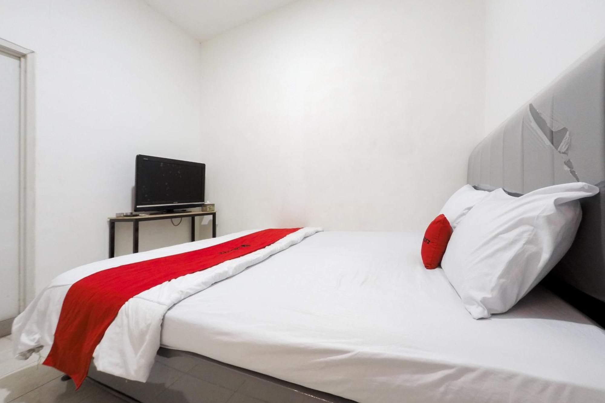 Reddoorz At Flamboyan Harapan Indah Hotell Bekasi Eksteriør bilde
