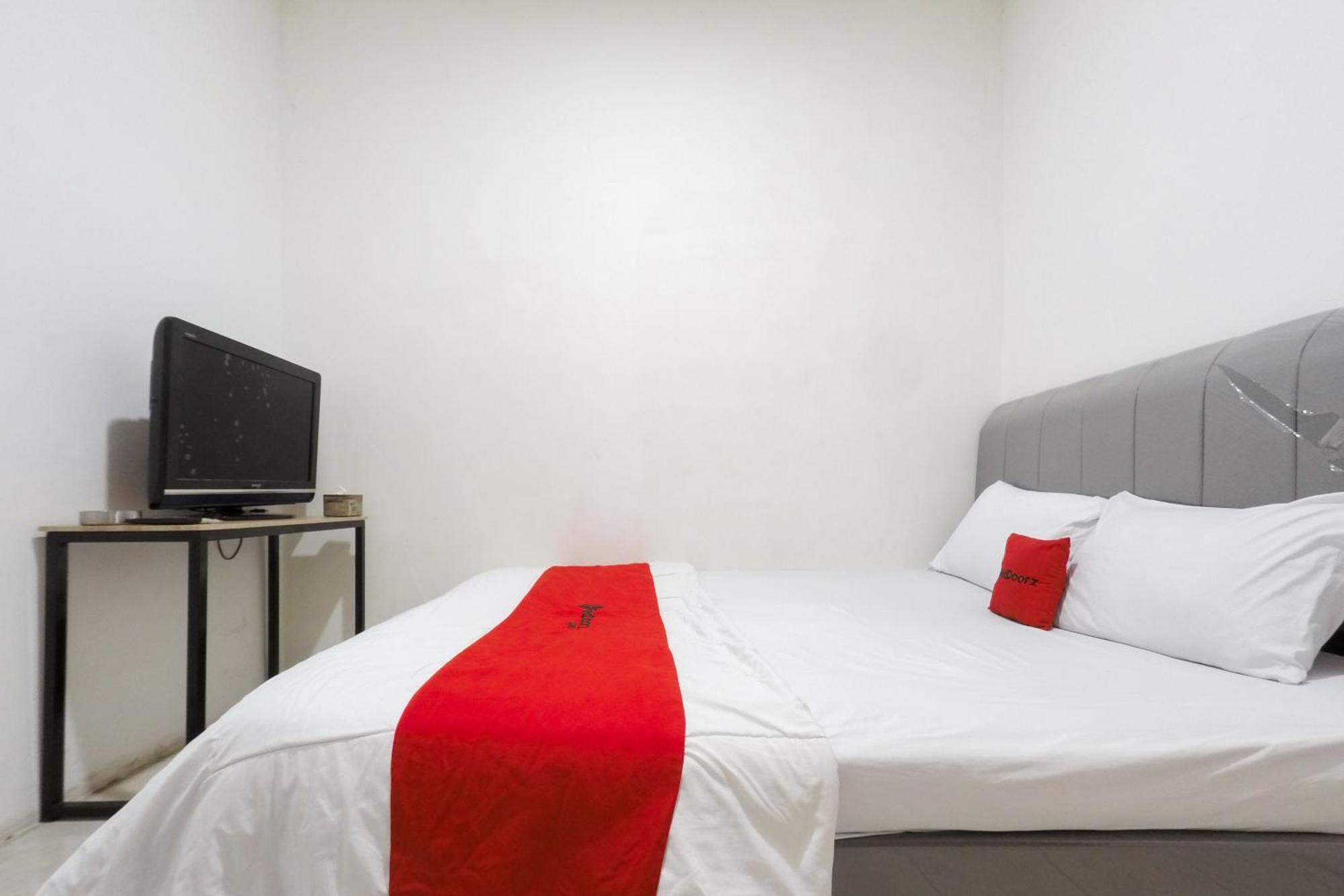 Reddoorz At Flamboyan Harapan Indah Hotell Bekasi Eksteriør bilde