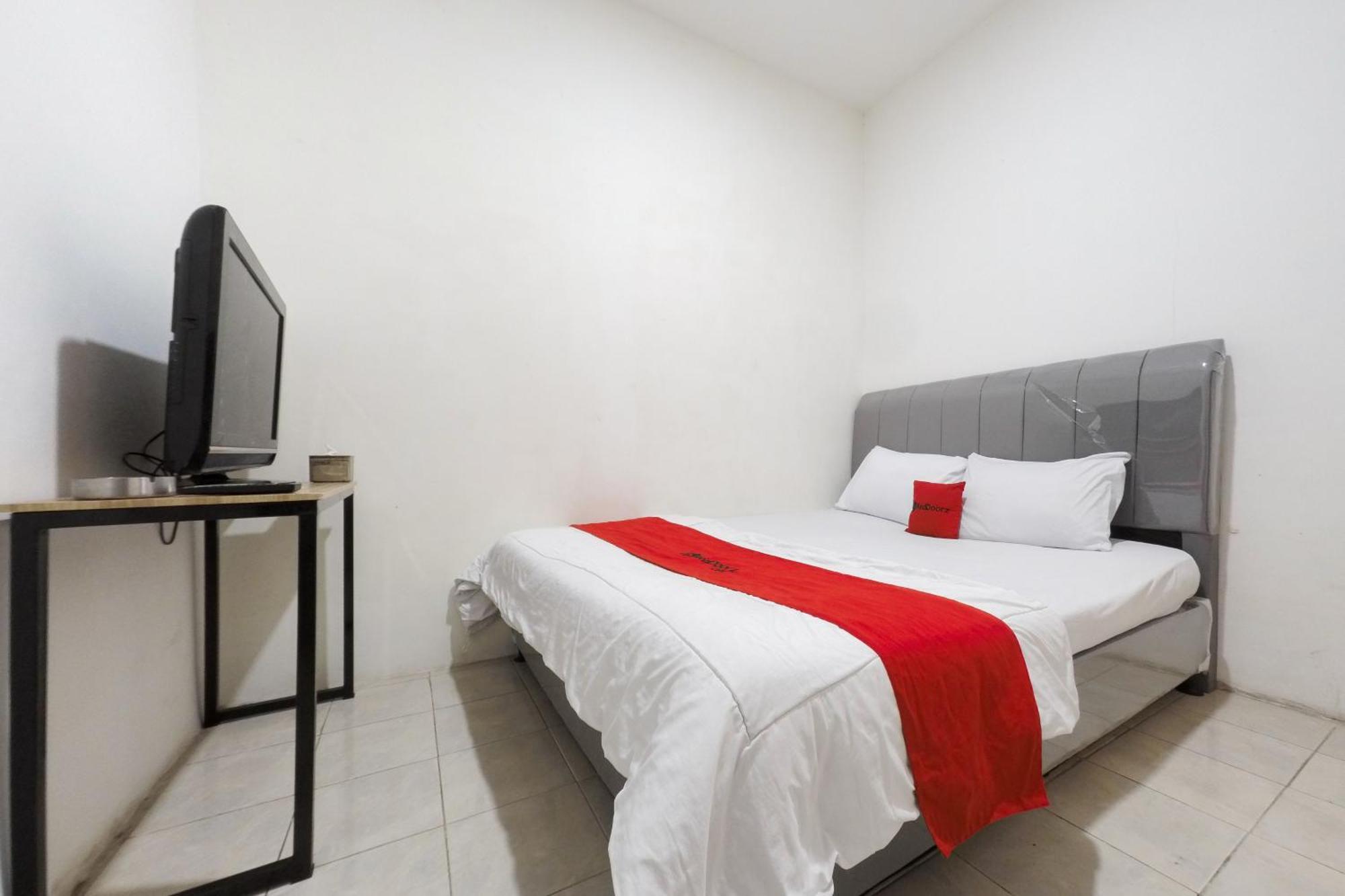 Reddoorz At Flamboyan Harapan Indah Hotell Bekasi Eksteriør bilde